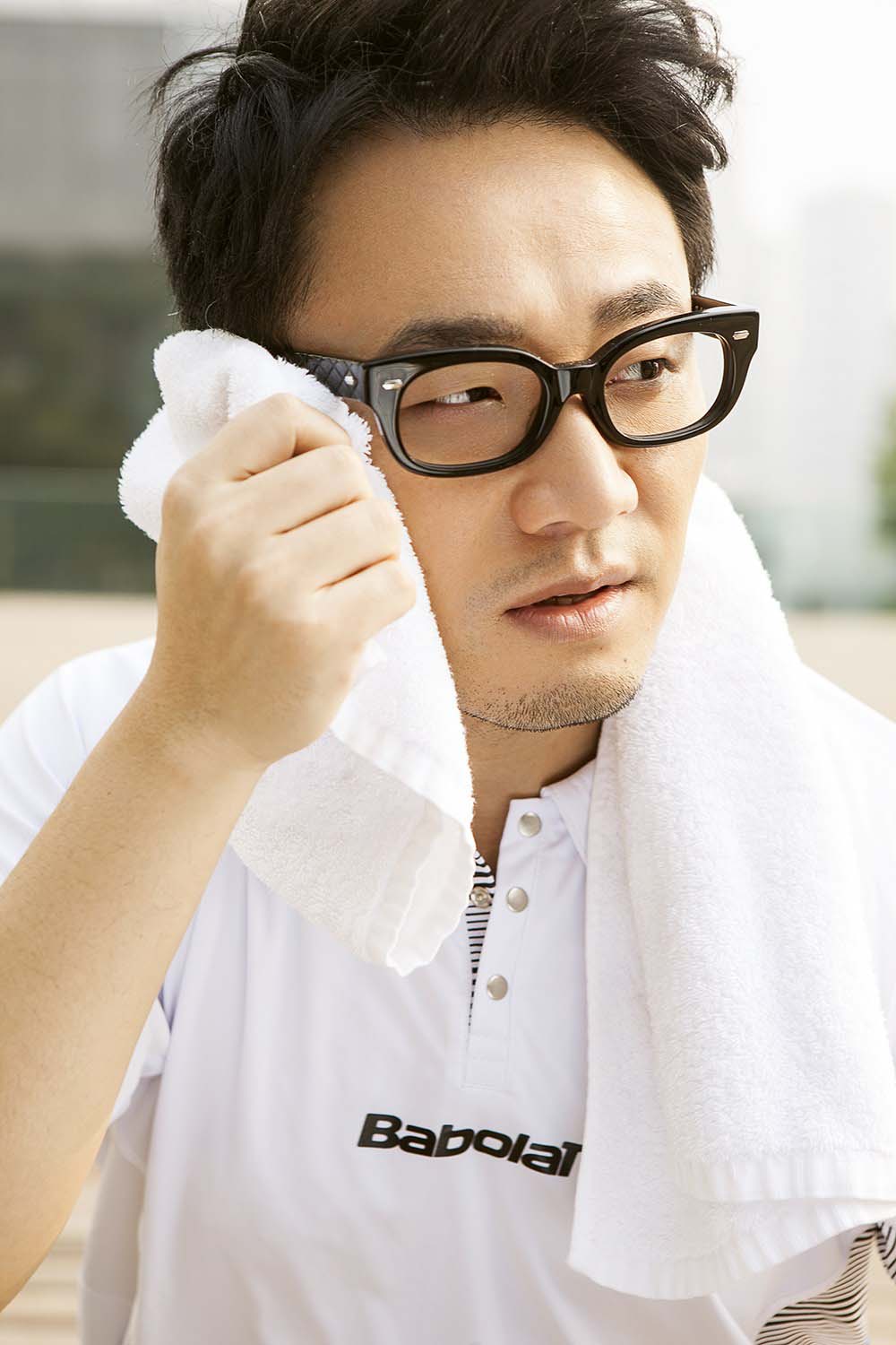 王铮亮时尚运动写真 尽显温馨好男人范