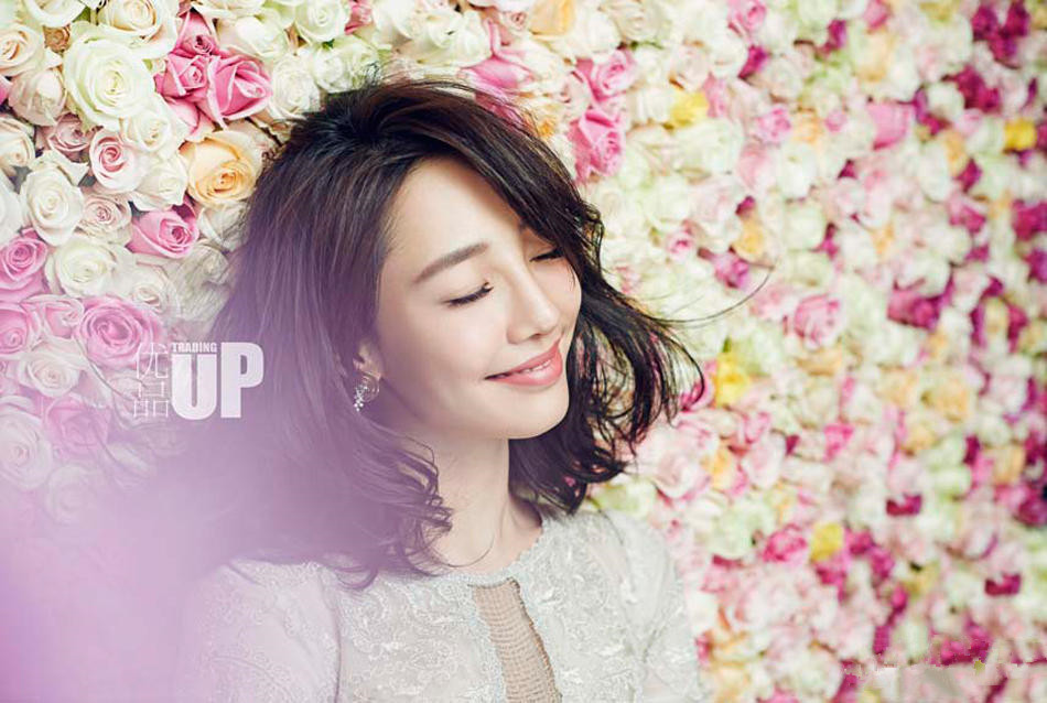 白百何拍最新写真 一身白裙手持鲜花清新素雅