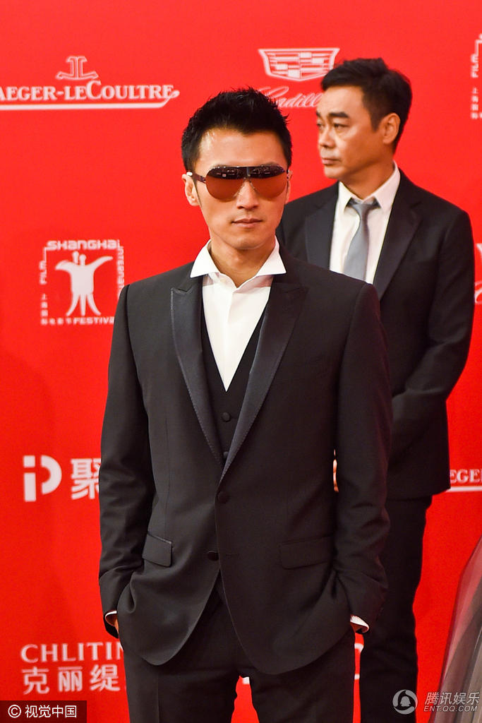 第19届电影节 谢霆锋架黑超亮相酷帅十足