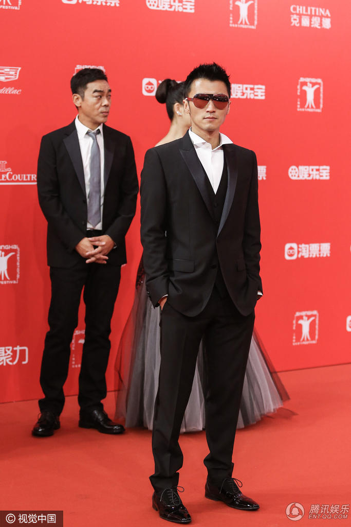 第19届电影节 谢霆锋架黑超亮相酷帅十足