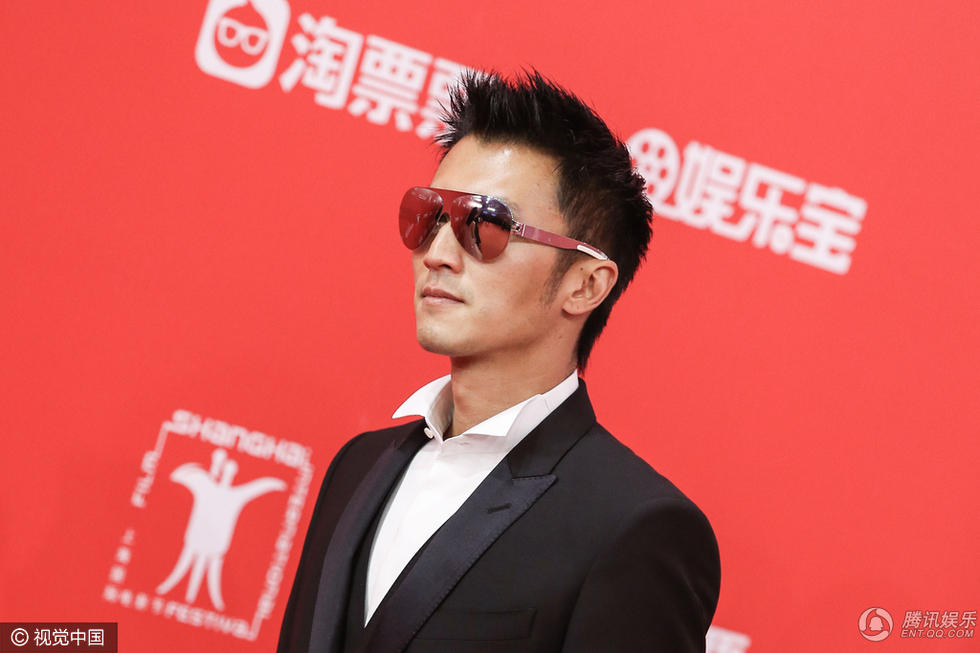 第19届电影节 谢霆锋架黑超亮相酷帅十足