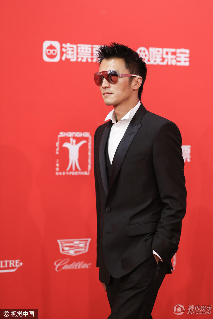 第19届电影节 谢霆锋架黑超亮相酷帅十足