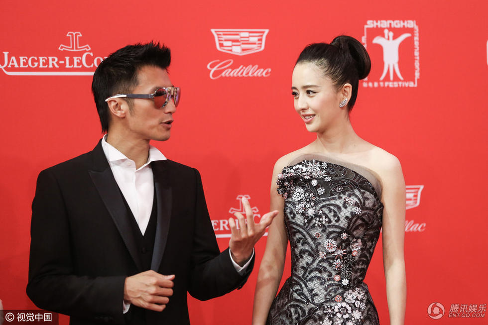 第19届电影节 谢霆锋架黑超亮相酷帅十足