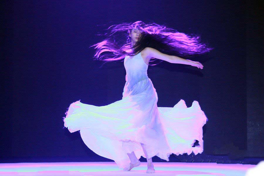 小彩旗美艳献舞仙气十足 脸蛋圆润身材好