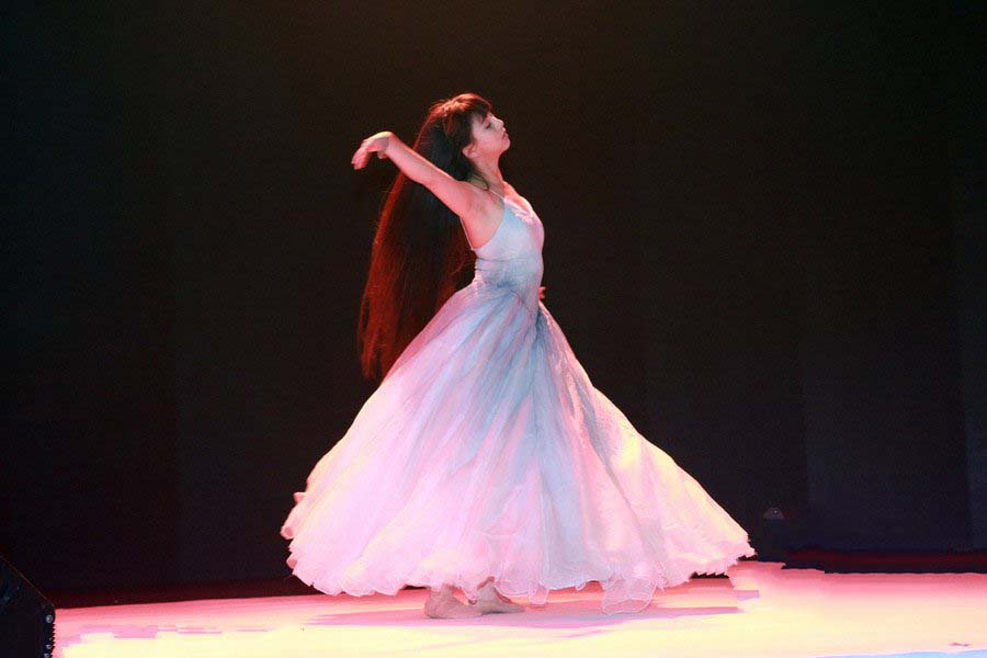 小彩旗美艳献舞仙气十足 脸蛋圆润身材好