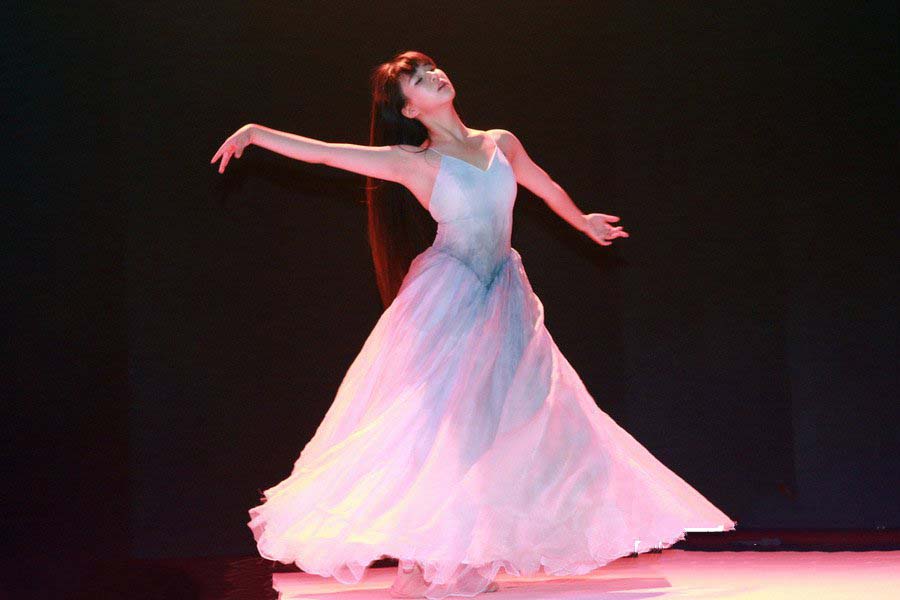 小彩旗美艳献舞仙气十足 脸蛋圆润身材好