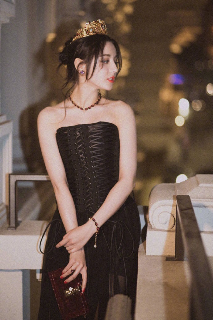 迪丽热巴身黑色薄纱礼裙头戴皇冠 尽显女王范