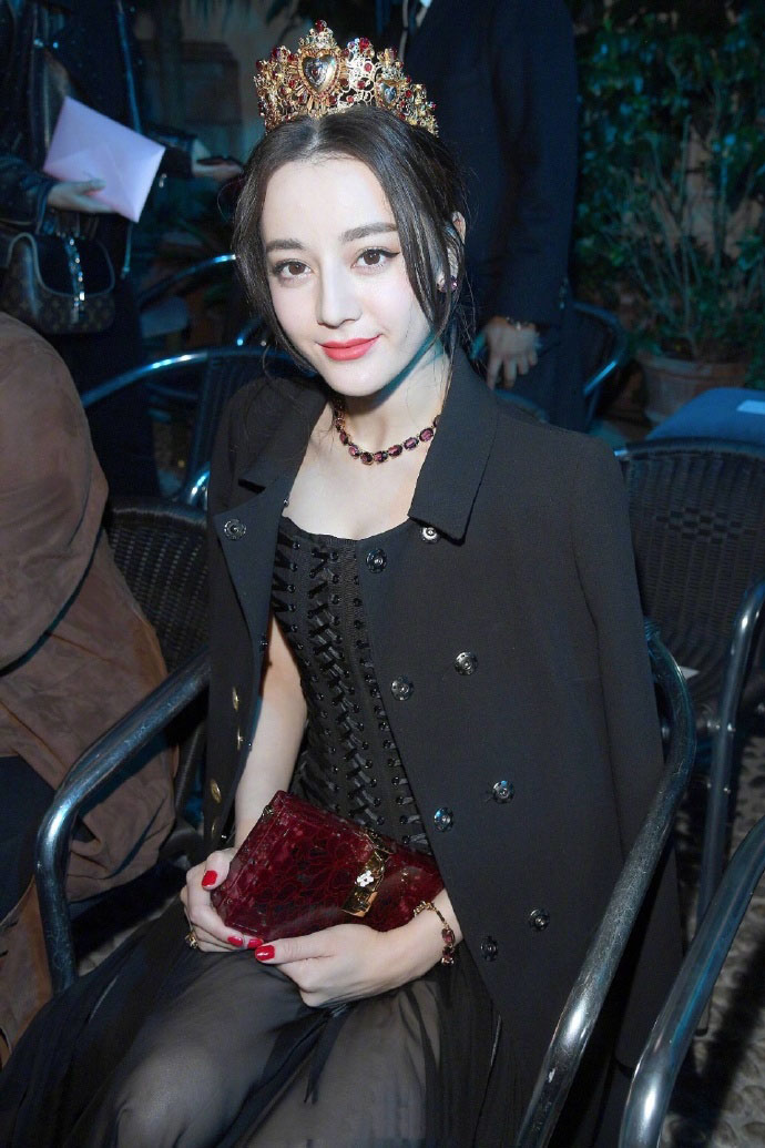 迪丽热巴身黑色薄纱礼裙头戴皇冠 尽显女王范