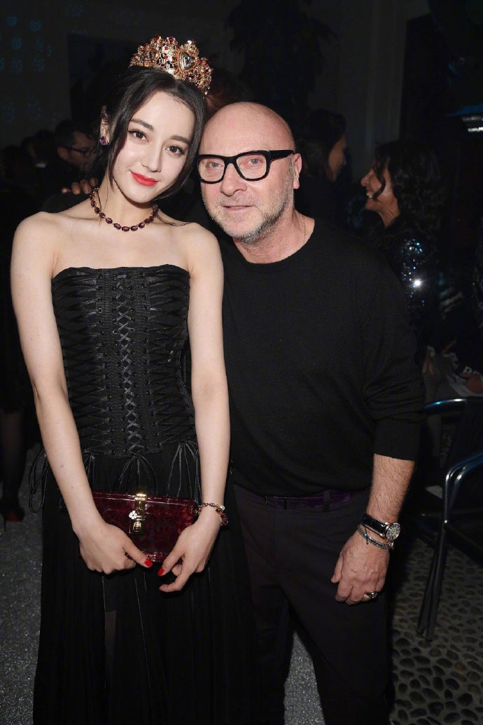 迪丽热巴身黑色薄纱礼裙头戴皇冠 尽显女王范