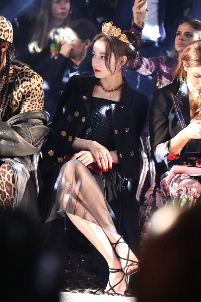 迪丽热巴身黑色薄纱礼裙头戴皇冠 尽显女王范