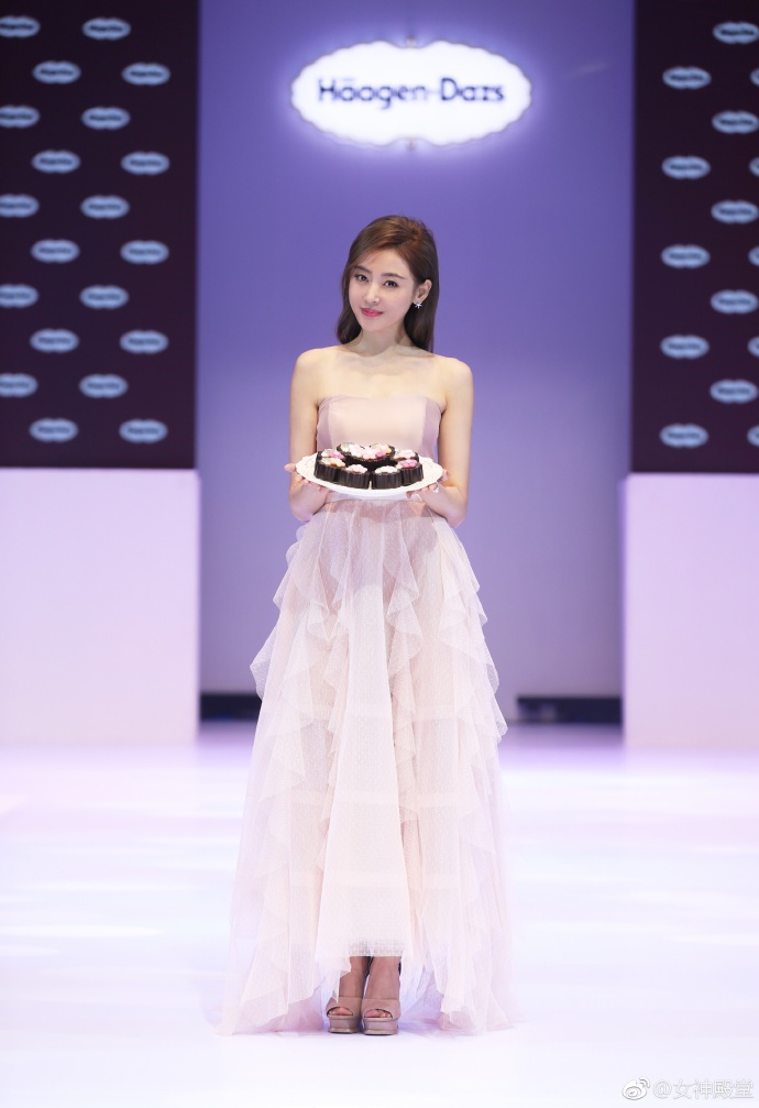 张天爱走穴美照 美人如玉秀色可餐