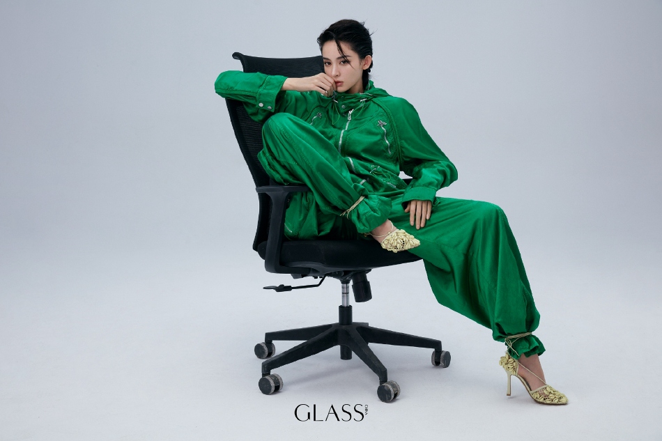 古力娜扎湿发背头酷飒利落写真