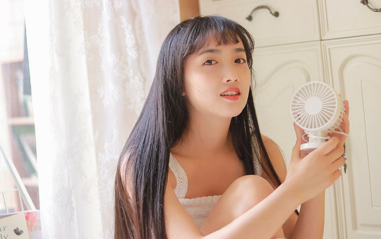 情趣制服美女胡安绮脱衣服露丰乳肥臀性感姿势写真