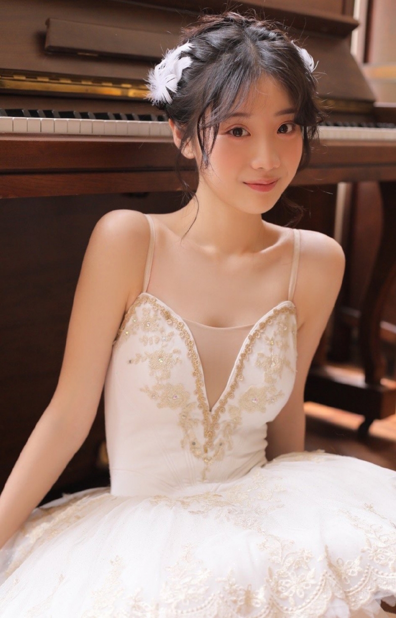 芭蕾美女长腿白丝性感惹火图集