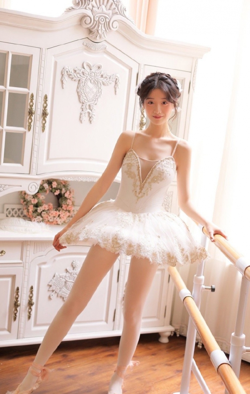 芭蕾美女长腿白丝性感惹火图集