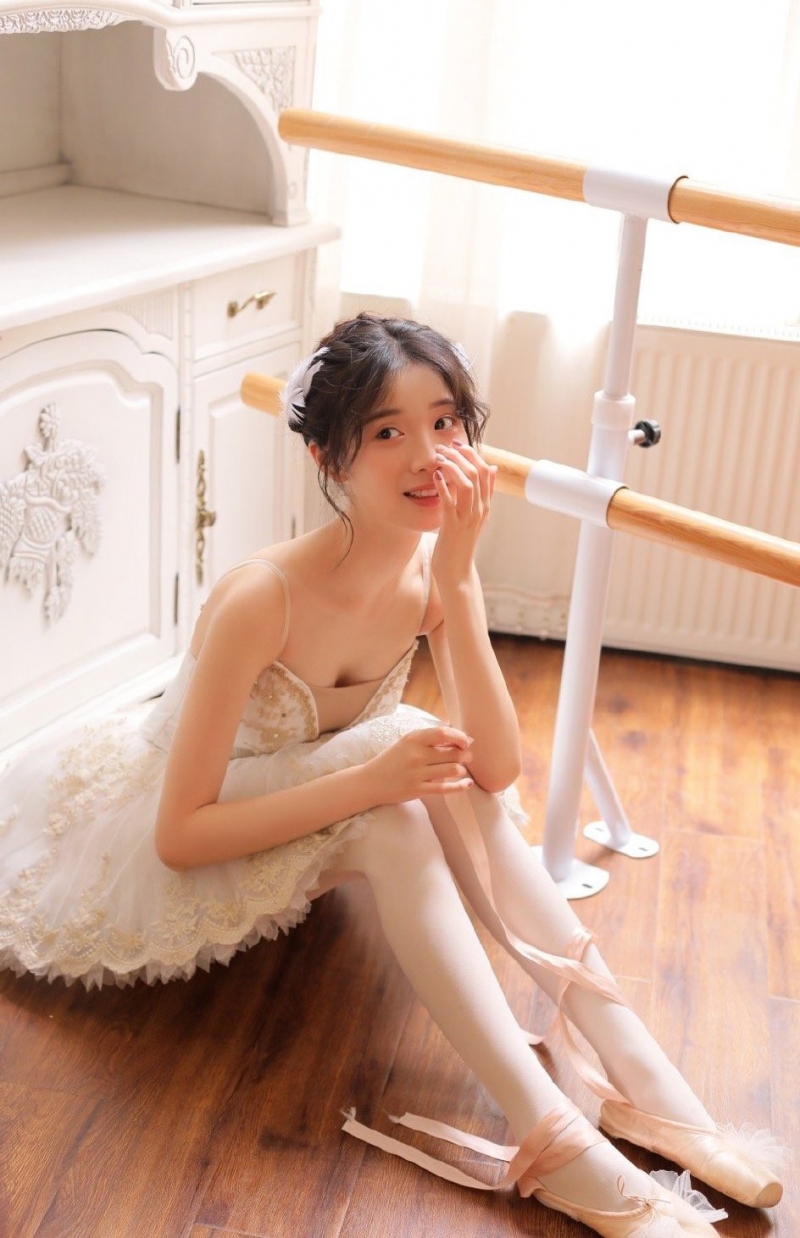 芭蕾美女长腿白丝性感惹火图集