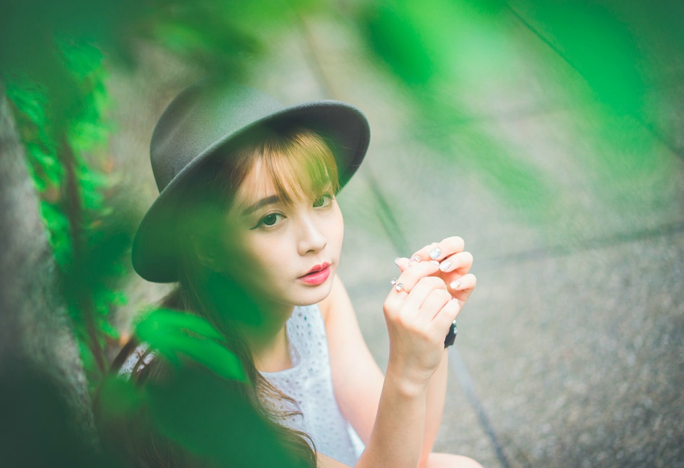 戴帽子的清秀女孩户外图片  笑容甜美可爱