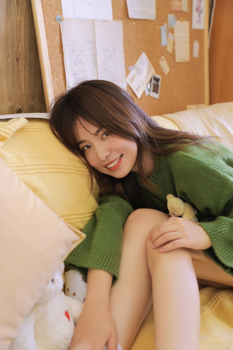 清纯甜美可爱国产少女私房短裙若隐若现养眼写真