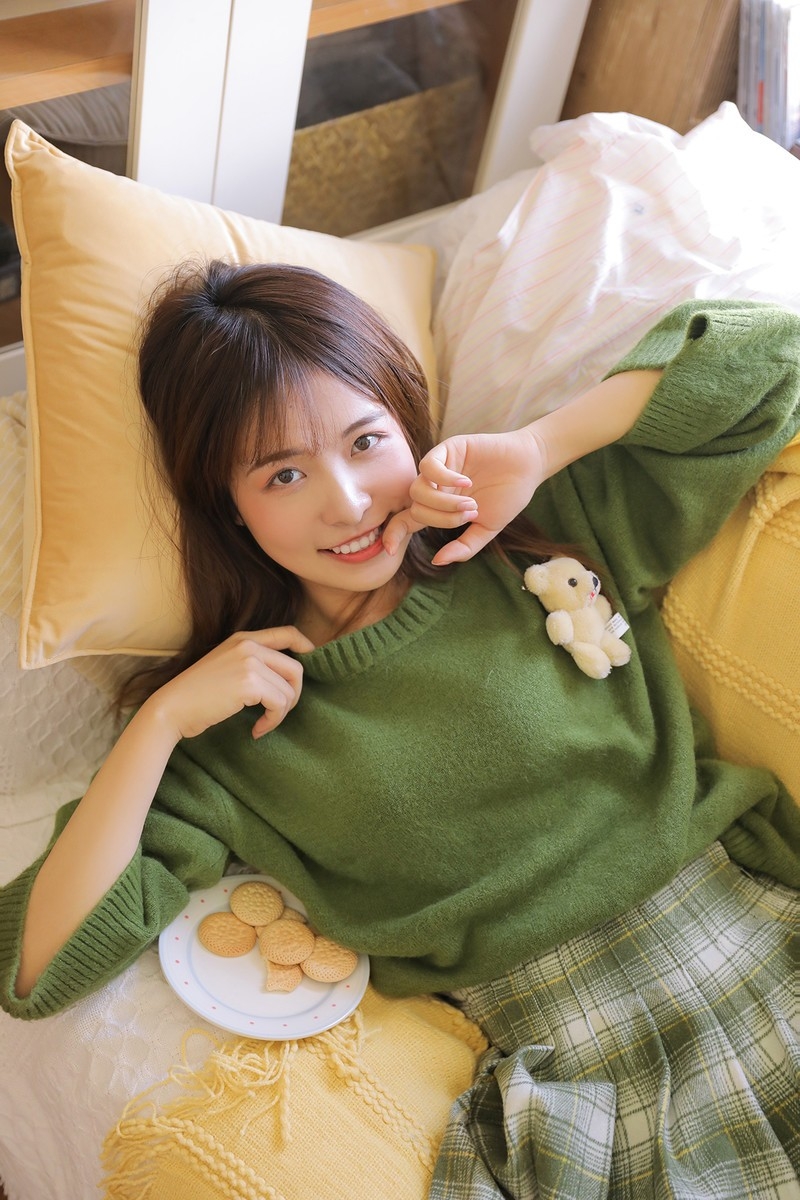 清纯甜美可爱国产少女私房短裙若隐若现养眼写真