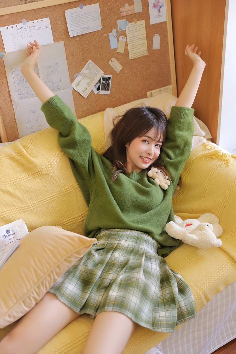 清纯甜美可爱国产少女私房短裙若隐若现养眼写真