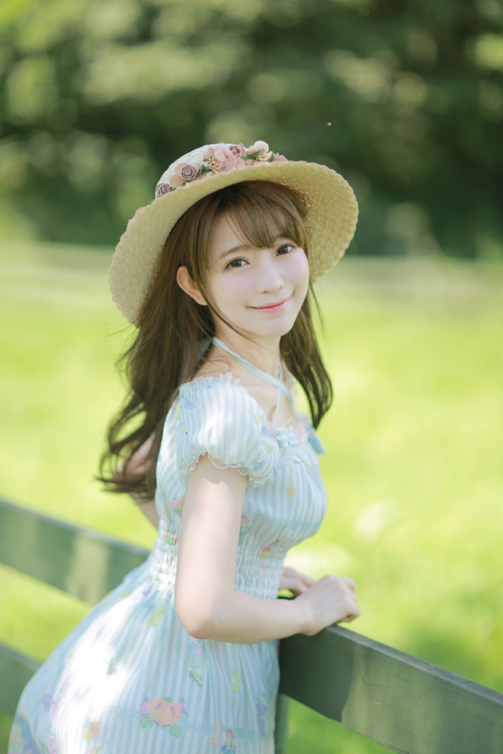 泡泡裙漂亮脸蛋美女