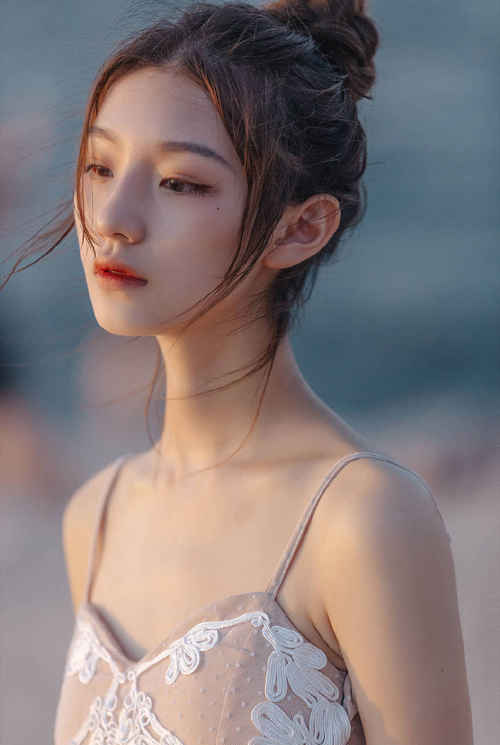 户外清纯美女日式丸子头吊带裙小露香肩唯美写真