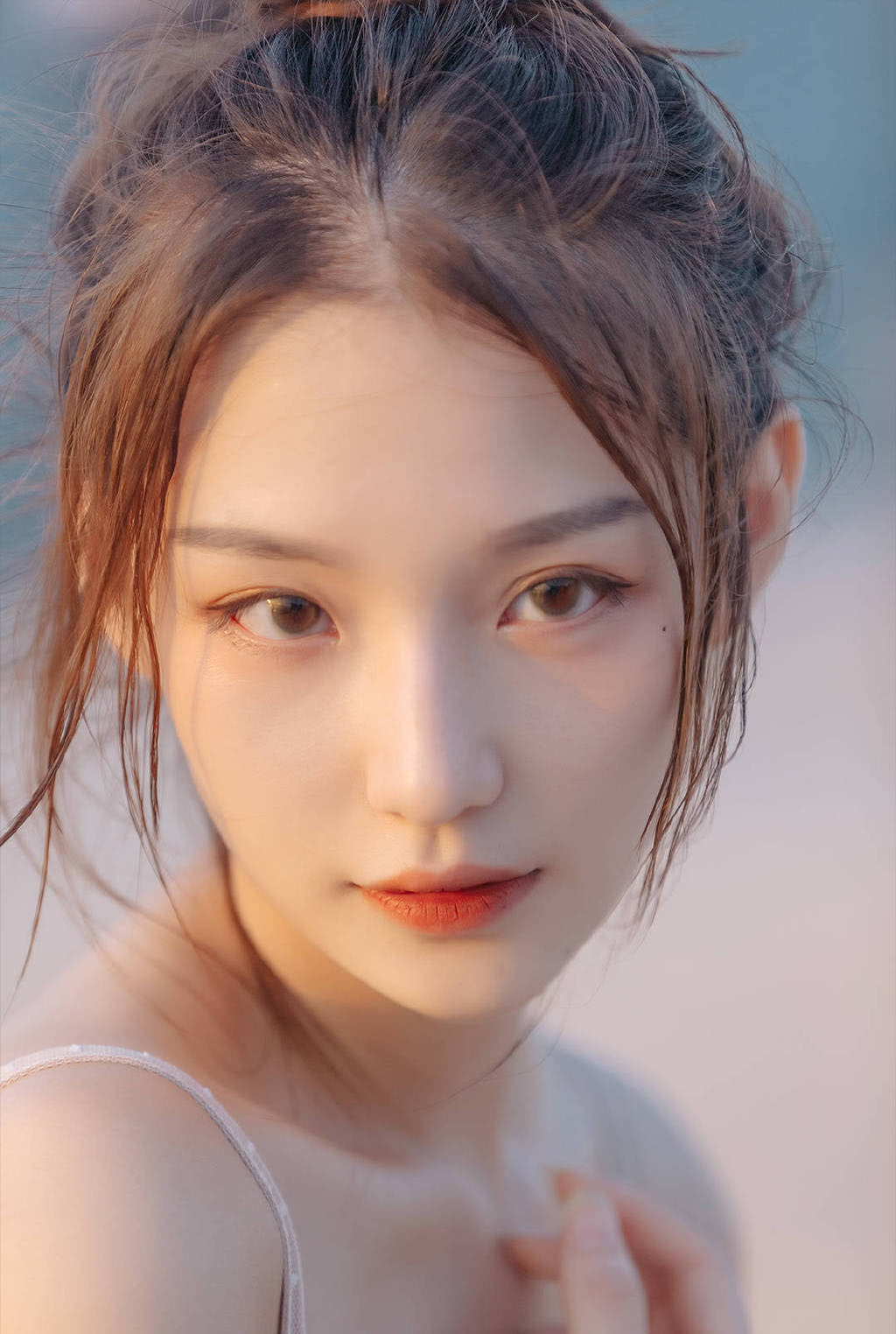 户外清纯美女日式丸子头吊带裙小露香肩唯美写真