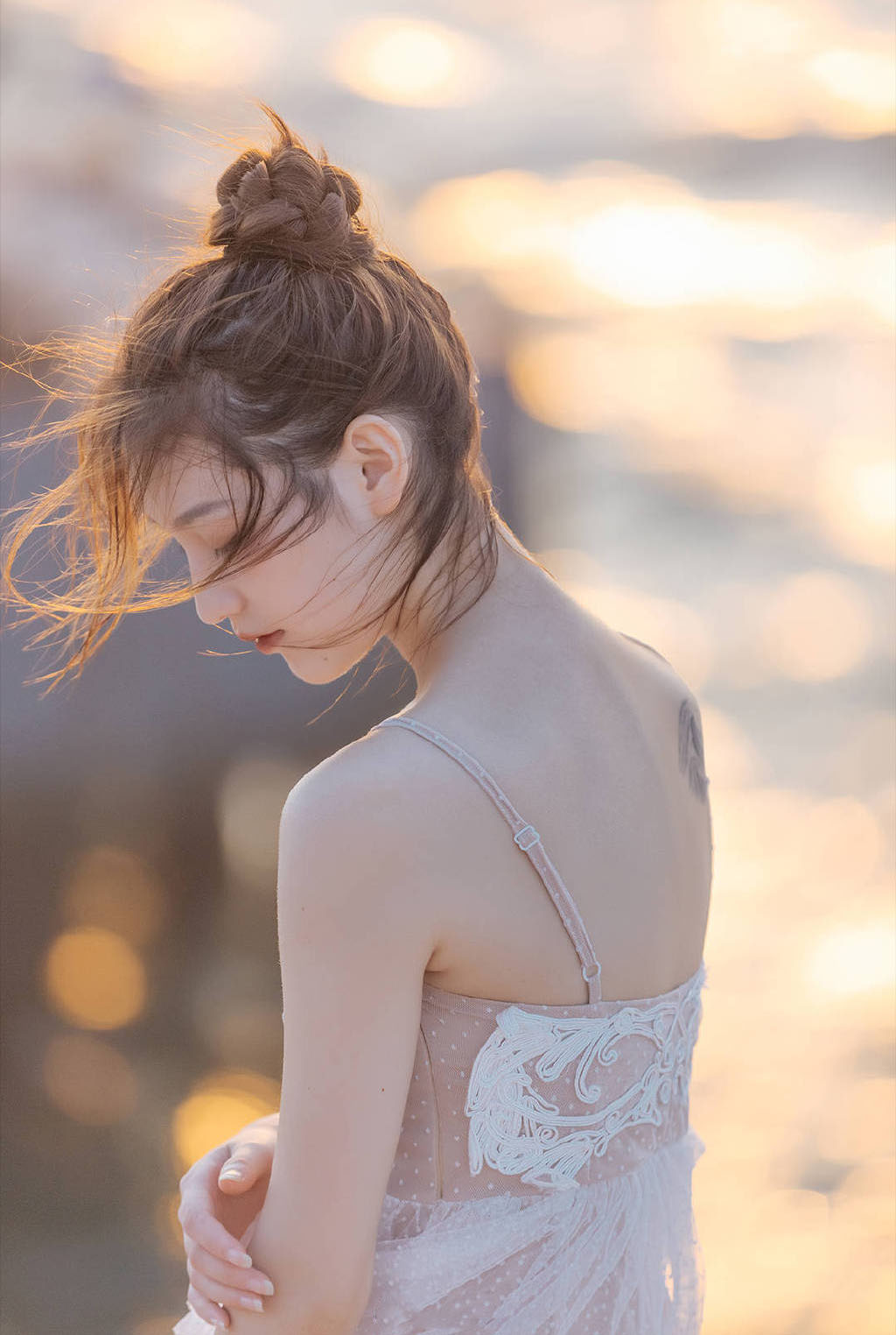 户外清纯美女日式丸子头吊带裙小露香肩唯美写真