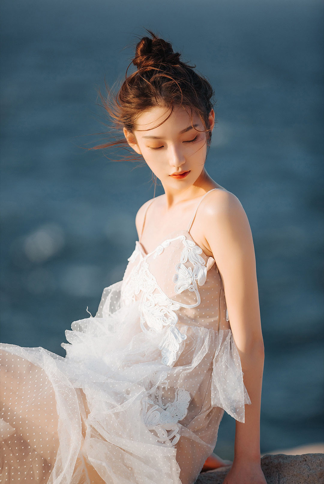 户外清纯美女日式丸子头吊带裙小露香肩唯美写真