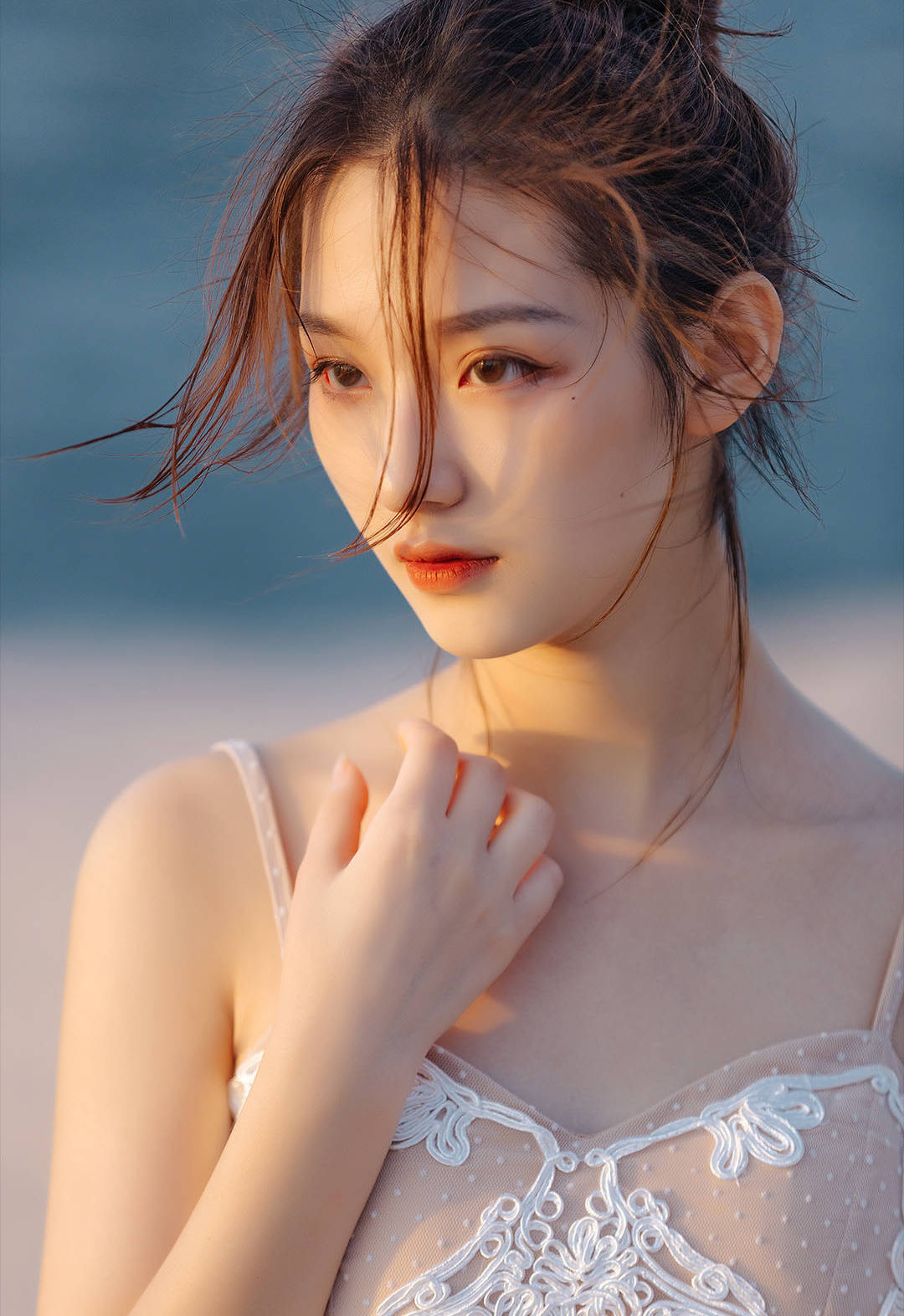 户外清纯美女日式丸子头吊带裙小露香肩唯美写真