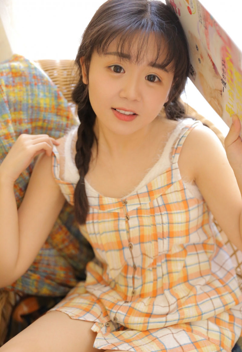 麻花辫萌妹子甜美迷人私房写真