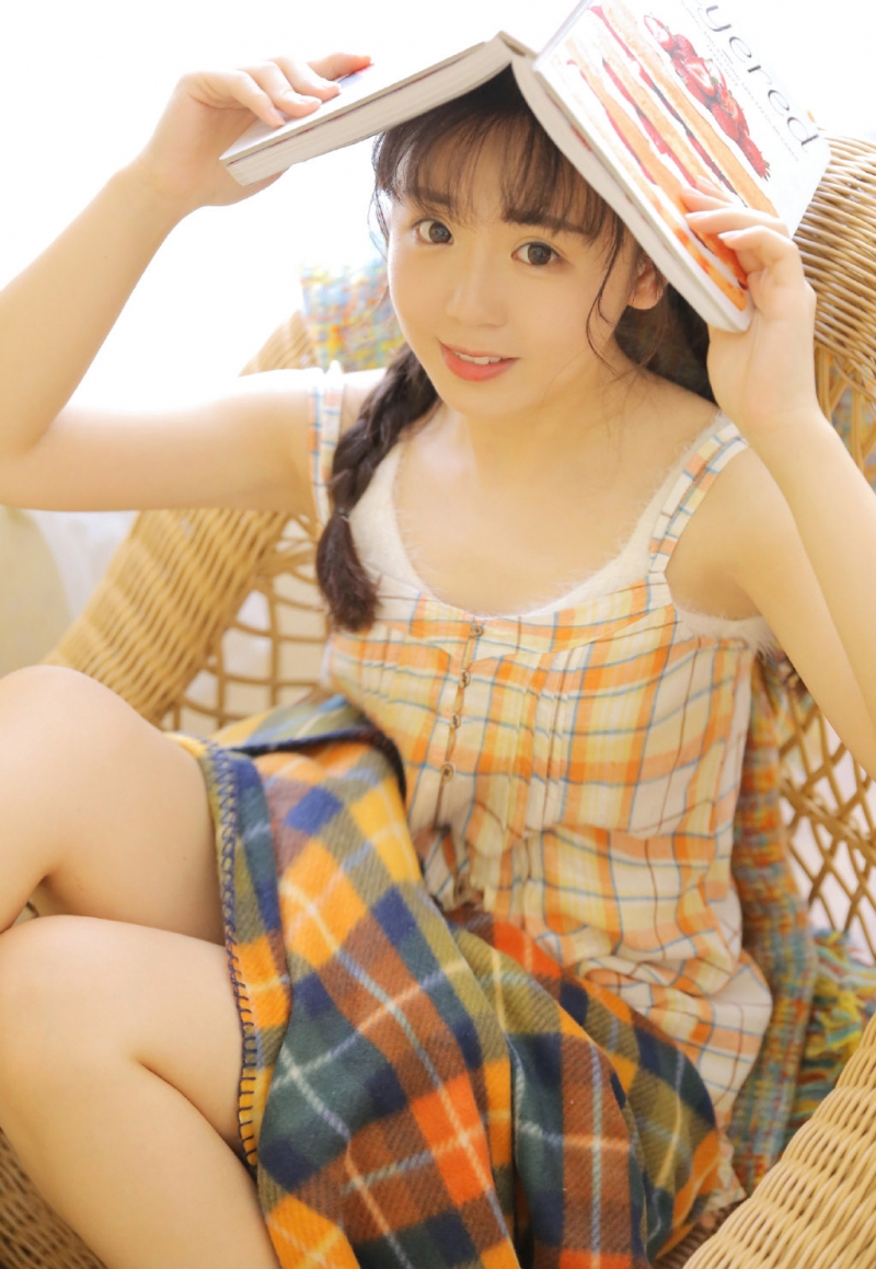 麻花辫萌妹子甜美迷人私房写真