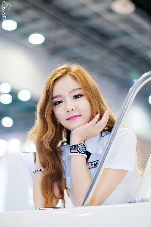 95后美女车模海军制服亮相