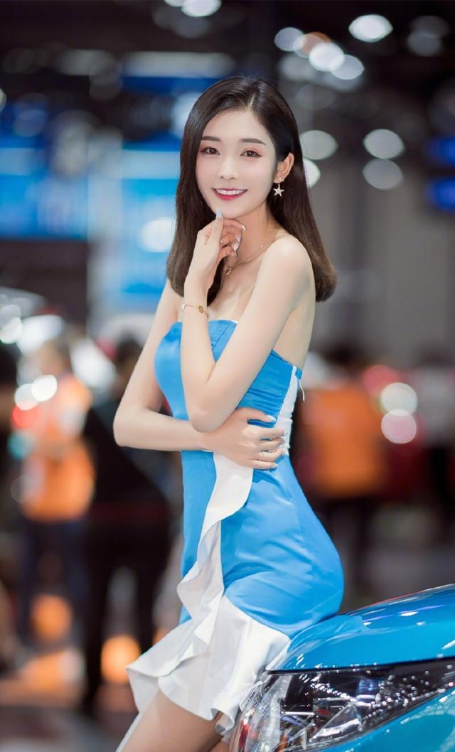 青春靓丽美女车模香肩美腿套图