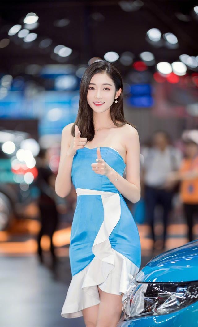 青春靓丽美女车模香肩美腿套图