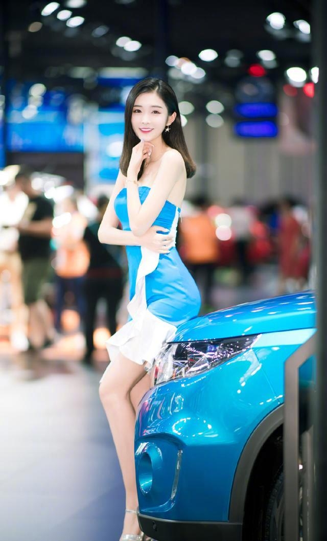 青春靓丽美女车模香肩美腿套图