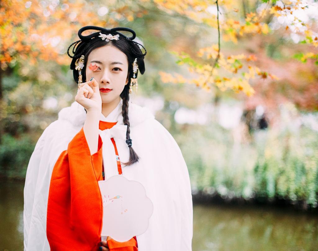 汉服少女浓眉大眼唇红齿白图片