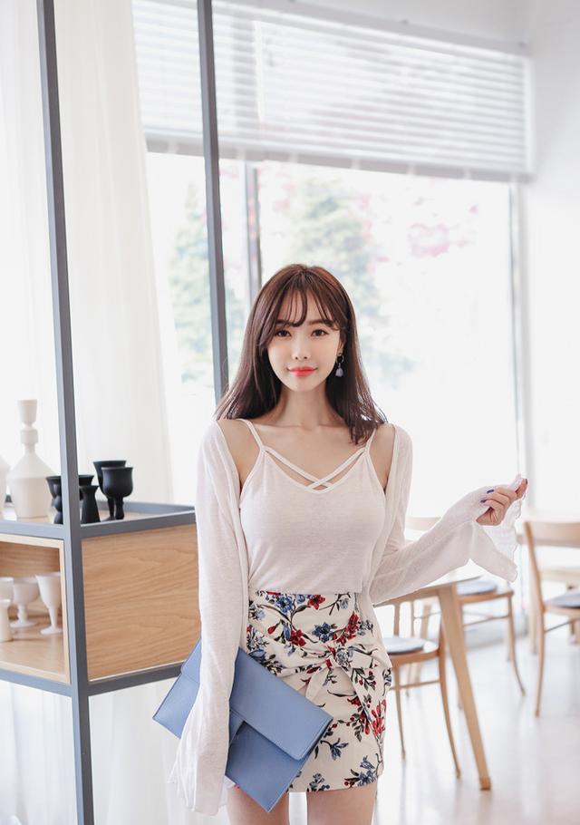 春光乍泄的大美女居家左扭右摆美少妇写真摄影