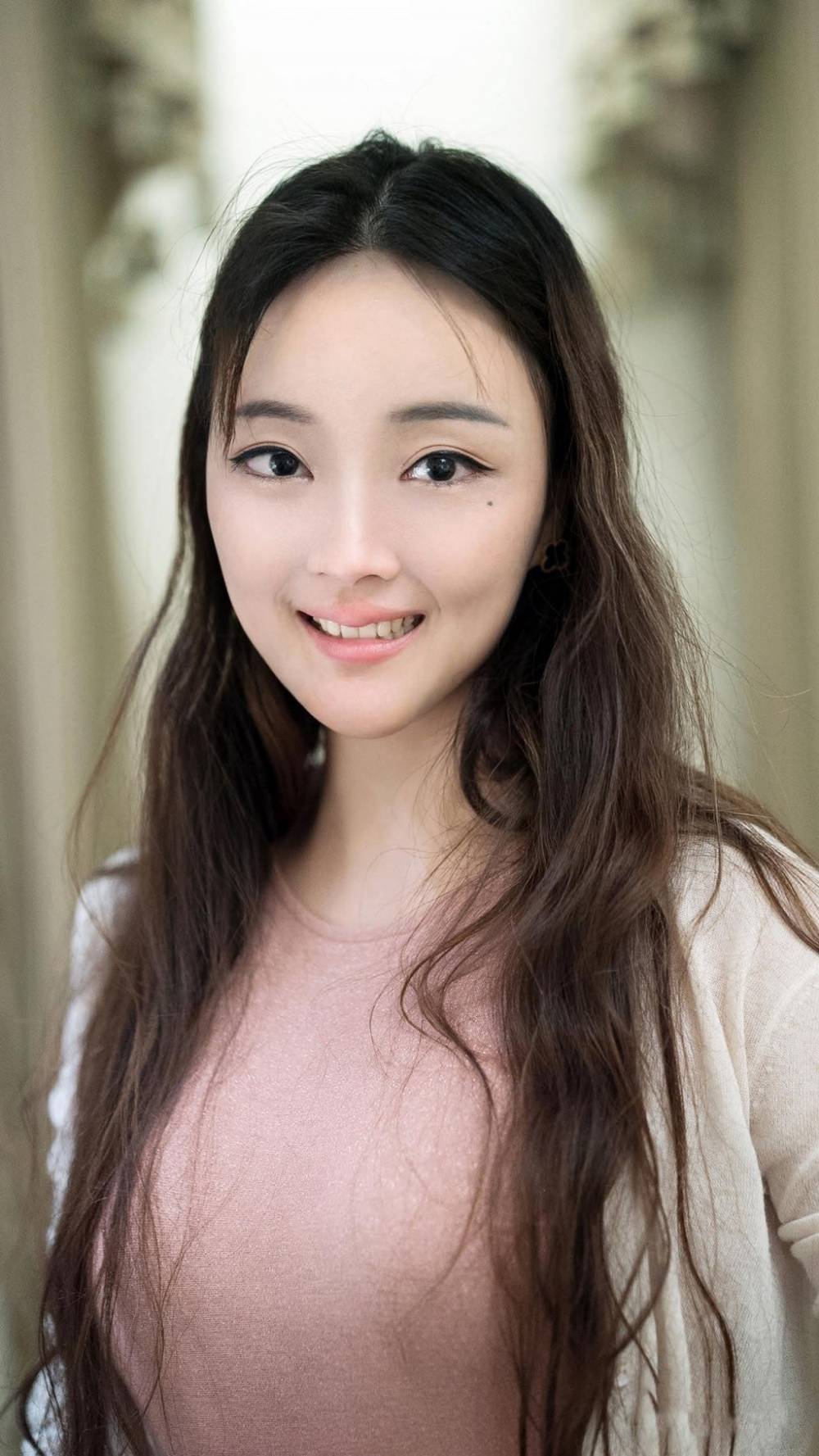 春光乍泄的大美女居家左扭右摆美少妇写真摄影