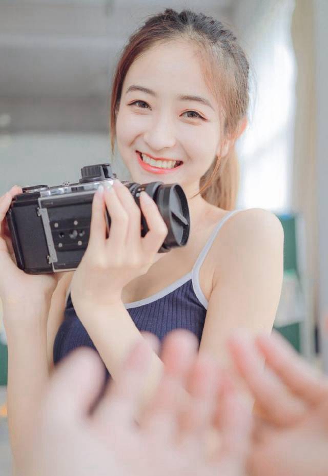 春光乍泄的大美女居家左扭右摆美少妇写真摄影