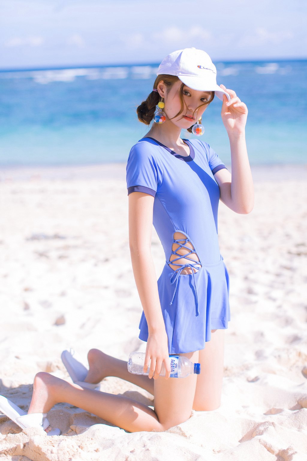 春光乍泄的大美女居家左扭右摆美少妇写真摄影