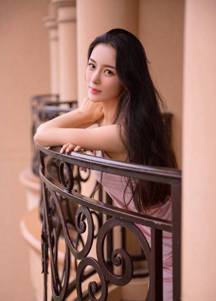 春光乍泄的大美女居家左扭右摆美少妇写真摄影