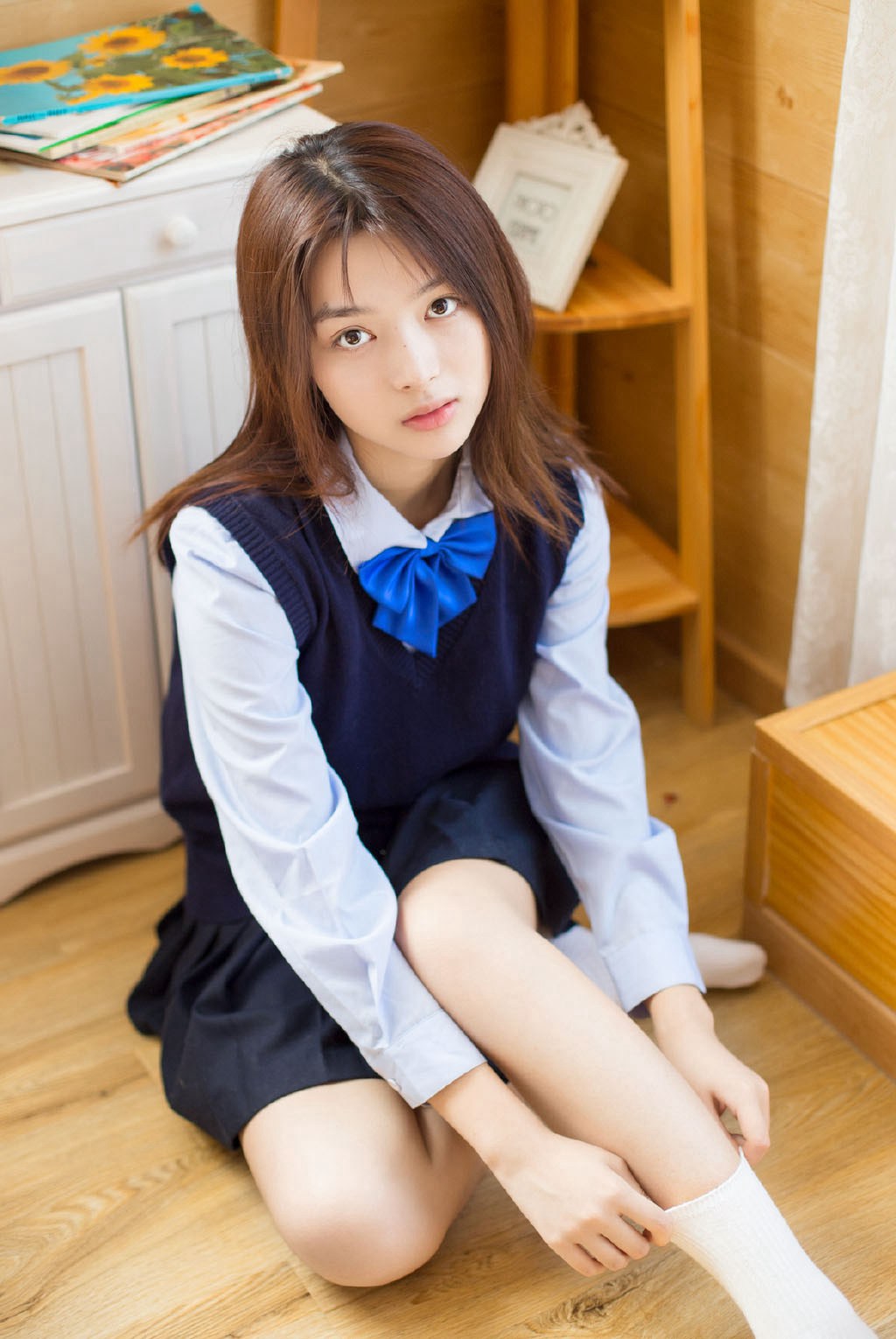 春光乍泄的大美女居家左扭右摆美少妇写真摄影