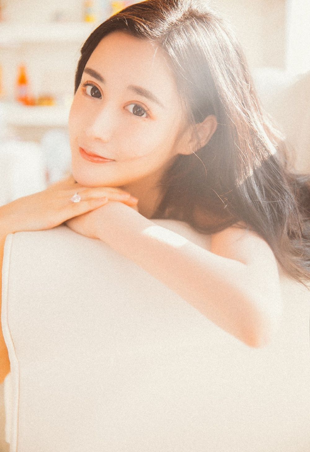 春光乍泄的大美女居家左扭右摆美少妇写真摄影