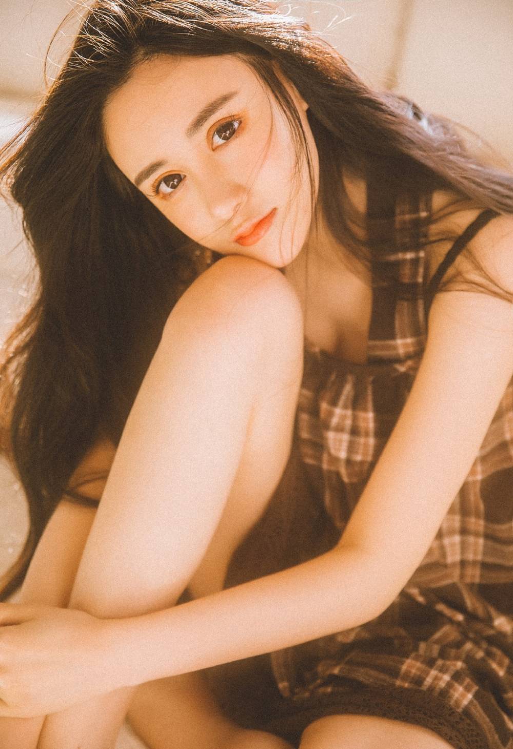 春光乍泄的大美女居家左扭右摆美少妇写真摄影