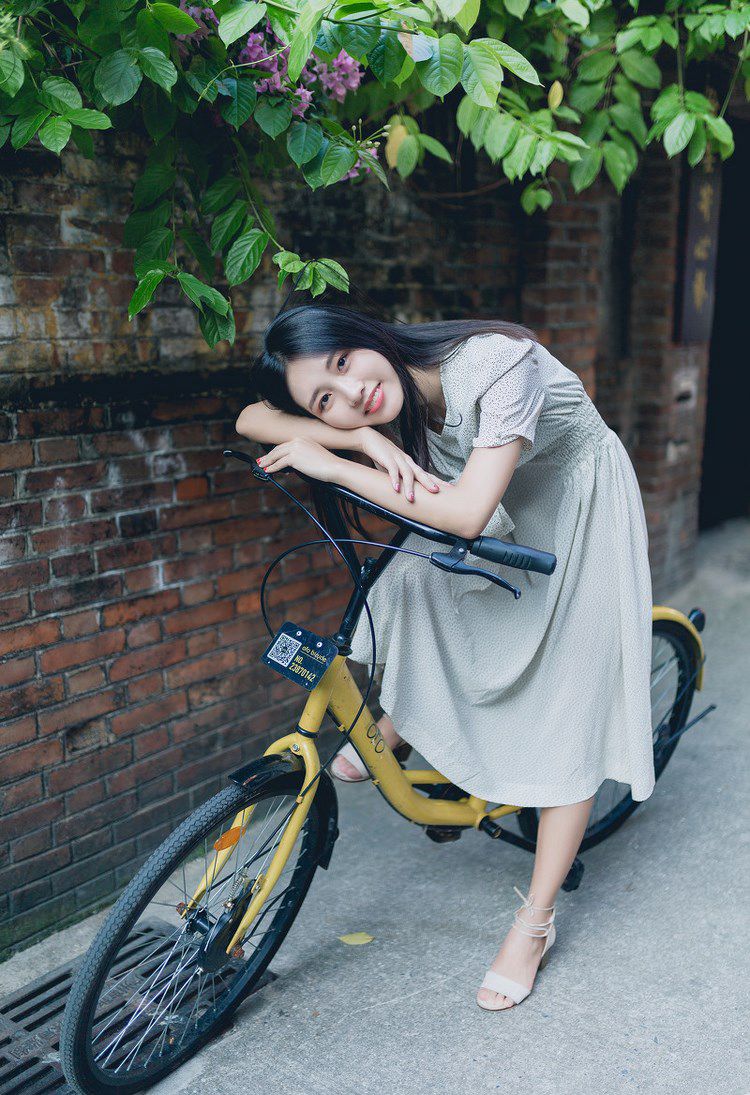 春光乍泄的大美女居家左扭右摆美少妇写真摄影