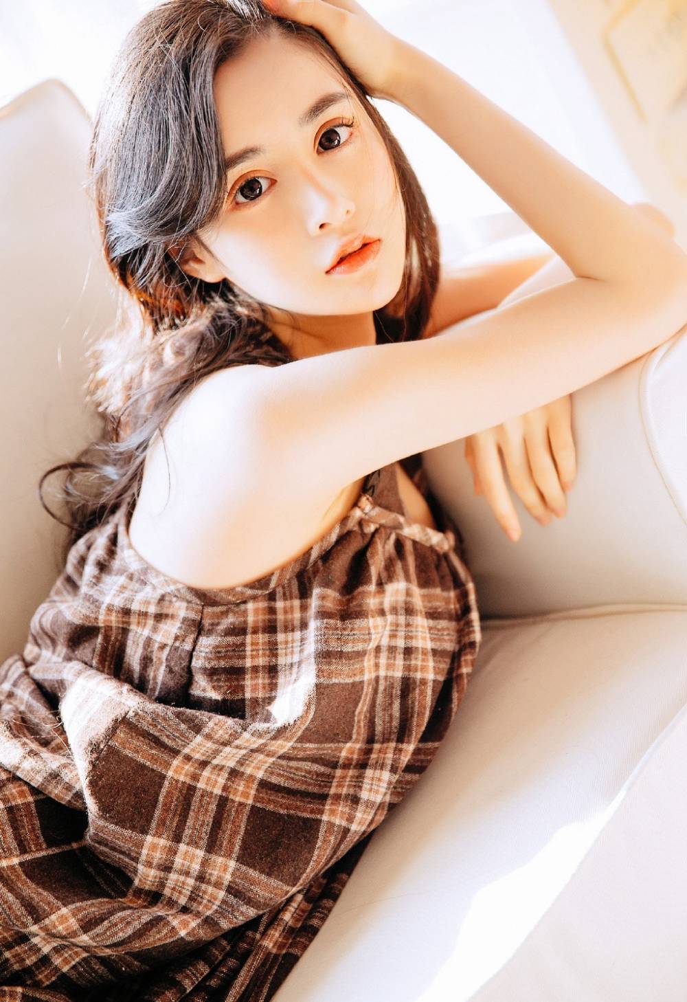 春光乍泄的大美女居家左扭右摆美少妇写真摄影