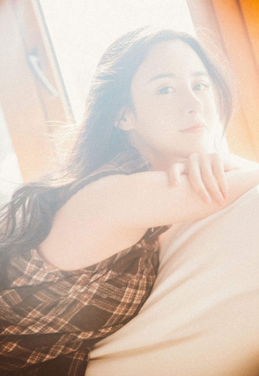 春光乍泄的大美女居家左扭右摆美少妇写真摄影