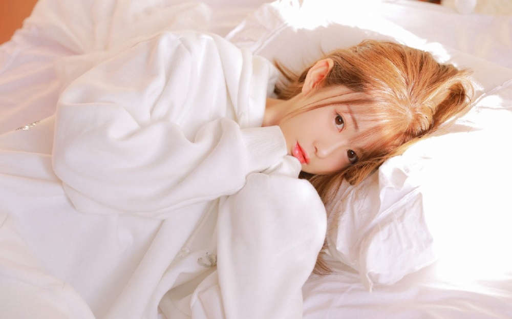 春光乍泄的大美女居家左扭右摆美少妇写真摄影