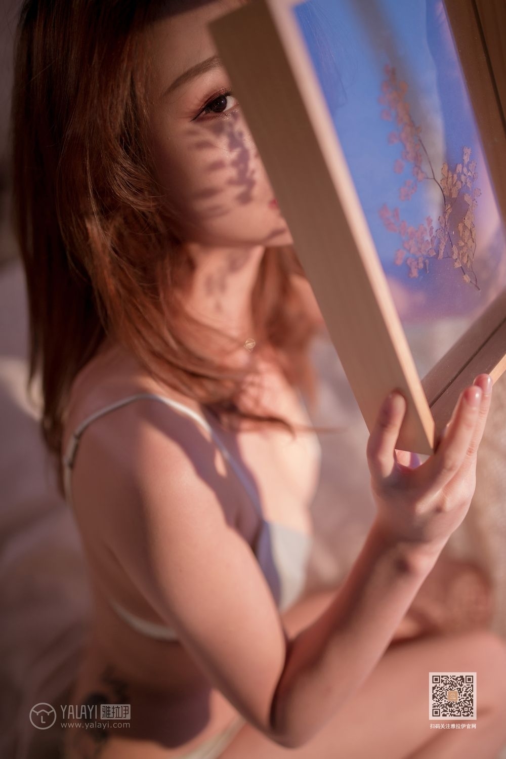 春光乍泄的大美女居家左扭右摆美少妇写真摄影